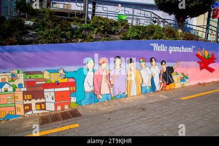 Gamcheon Culture Village, 9 novembre 2023: Un murale con BTS al Gamcheon Culture Village di Busan, a circa 420 km (261 miglia) a sud-est di Seul, Corea del Sud. I turisti chiamano il villaggio "Santorini della Corea" ed è un'attrazione turistica. Il villaggio era un'area che un tempo ospitava rifugiati di guerra durante la guerra di Corea del 1950-53. La Corea del Sud sta cercando di ospitare il World Expo 2030 a Pusan, in quanto compete contro l'Arabia Saudita e l'Italia. La città ospitante sarà annunciata il 28 novembre. Crediti: Lee Jae-won/AFLO/Alamy Live News Foto Stock