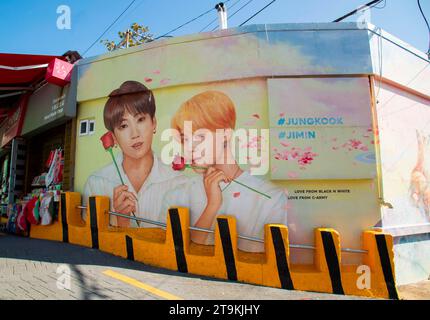 Gamcheon Culture Village, 9 novembre 2023: Un murale con Jungkook e Jimin di BTS al Gamcheon Culture Village di Busan, a circa 420 km (261 miglia) a sud-est di Seul, Corea del Sud. I turisti chiamano il villaggio "Santorini della Corea" ed è un'attrazione turistica. Il villaggio era un'area che un tempo ospitava rifugiati di guerra durante la guerra di Corea del 1950-53. La Corea del Sud sta cercando di ospitare il World Expo 2030 a Pusan, in quanto compete contro l'Arabia Saudita e l'Italia. La città ospitante sarà annunciata il 28 novembre. Crediti: Lee Jae-won/AFLO/Alamy Live News Foto Stock