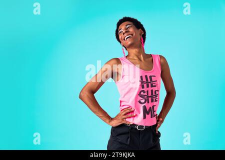 Uomo nero latino ispanico di genere fluido posa in studio con abbigliamento alla moda, concetti su LGBTQ, senza genere e diversità Foto Stock