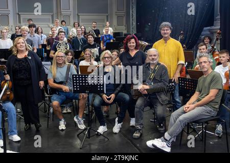 HOPE-Initiatorin Viola Klein 3.v.re. Sowie die Sängerin Kathy Kelly Family und die Rockband Silly mit Uwe Hassbecker, Ritchie Barton, Jäcki Reznicek und Ronny Dehn L-R proben mit dem Dresdner Jugendsinfonie-Orchester des Heinrich-Schütz-Konservatoriums unter musikalischer Leitung von Prof. Milko Kersten für die HOPE-Gala defint Dresden 28.10.23. *** L'iniziatrice di HOPE Viola Klein 3 da destra, così come la cantante Kathy Kelly Kelly Family e la rock band Silly con Uwe Hassbecker, Ritchie Barton, Jäcki Reznicek e Ronny Dehn L R provano con la Dresden Youth Symphony Orc Foto Stock