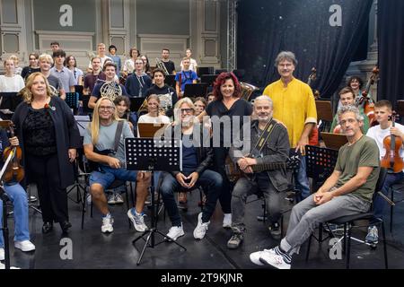 HOPE-Initiatorin Viola Klein 3.v.re. Sowie die Sängerin Kathy Kelly Family und die Rockband Silly mit Uwe Hassbecker, Ritchie Barton, Jäcki Reznicek und Ronny Dehn L-R proben mit dem Dresdner Jugendsinfonie-Orchester des Heinrich-Schütz-Konservatoriums unter musikalischer Leitung von Prof. Milko Kersten für die HOPE-Gala defint Dresden 28.10.23. *** L'iniziatrice di HOPE Viola Klein 3 da destra, così come la cantante Kathy Kelly Kelly Family e la rock band Silly con Uwe Hassbecker, Ritchie Barton, Jäcki Reznicek e Ronny Dehn L R provano con la Dresden Youth Symphony Orc Foto Stock