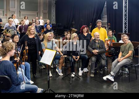 HOPE-Initiatorin Viola Klein 3.v.re. Sowie die Sängerin Kathy Kelly Family und die Rockband Silly mit Uwe Hassbecker, Ritchie Barton, Jäcki Reznicek und Ronny Dehn L-R proben mit dem Dresdner Jugendsinfonie-Orchester des Heinrich-Schütz-Konservatoriums unter musikalischer Leitung von Prof. Milko Kersten für die HOPE-Gala defint Dresden 28.10.23. *** L'iniziatrice di HOPE Viola Klein 3 da destra, così come la cantante Kathy Kelly Kelly Family e la rock band Silly con Uwe Hassbecker, Ritchie Barton, Jäcki Reznicek e Ronny Dehn L R provano con la Dresden Youth Symphony Orc Foto Stock