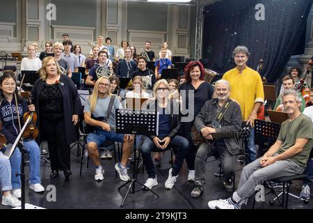 HOPE-Initiatorin Viola Klein 3.v.re. Sowie die Sängerin Kathy Kelly Family und die Rockband Silly mit Uwe Hassbecker, Ritchie Barton, Jäcki Reznicek und Ronny Dehn L-R proben mit dem Dresdner Jugendsinfonie-Orchester des Heinrich-Schütz-Konservatoriums unter musikalischer Leitung von Prof. Milko Kersten für die HOPE-Gala defint Dresden 28.10.23. *** L'iniziatrice di HOPE Viola Klein 3 da destra, così come la cantante Kathy Kelly Kelly Family e la rock band Silly con Uwe Hassbecker, Ritchie Barton, Jäcki Reznicek e Ronny Dehn L R provano con la Dresden Youth Symphony Orc Foto Stock