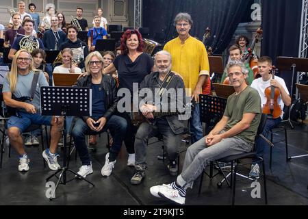 HOPE-Initiatorin Viola Klein 3.v.re. Sowie die Rockband Silly mit Uwe Hassbecker, Ritchie Barton, Jäcki Reznicek und Ronny Dehn L-R proben mit dem Dresdner Jugendsinfonie-Orchester des Heinrich-Schütz-Konservatoriums unter musikalischer Leitung von Prof. Milko Kersten für die HOPE-Gala, die AM 28.10.23 nello stattdefint di Dresden. *** L'iniziatrice di HOPE Viola Klein 3 da destra e la rock band Silly con Uwe Hassbecker, Ritchie Barton, Jäcki Reznicek e Ronny Dehn L R provano con la Dresden Youth Symphony Orchestra del Conservatorio Heinrich Schütz sotto la direzione musicale del Prof. Milko Ker Foto Stock