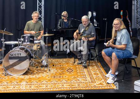 Die Rockband Silly mit Ronny Dehn, Ritchie Barton, Jäcki Reznicek und Uwe Hassbecker L-R proben mit dem Dresdner Jugendsinfonie-Orchester des Heinrich-Schütz-Konservatoriums unter musikalischer Leitung von Prof. Milko Kersten für die HOPE-Gala, die AM 28.10.23 a Dresden stattfindet. *** La rock band Silly con Ronny Dehn, Ritchie Barton, Jäcki Reznicek e Uwe Hassbecker L R provano con la Dresden Youth Symphony Orchestra del Conservatorio Heinrich Schütz sotto la direzione musicale del Prof. Milko Kersten per l'HOPE Gala, che si svolge a Dresda il 28 10 23 Foto Stock