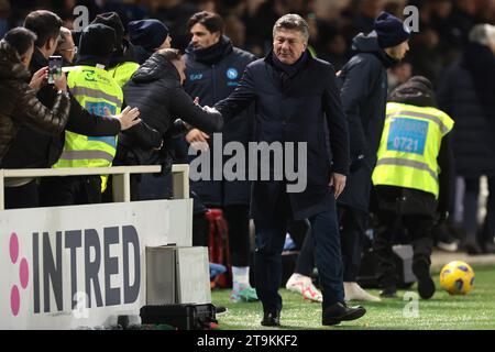 Bergamo, Italia. 25 novembre 2023. Walter Mazzarri allenatore del Napoli SSC stringe la mano ai tifosi dopo che Khvicha Kvaratskhelia del Napoli SSC segnò per dare alla squadra un vantaggio di 1-0 durante la partita di serie A allo Stadio Gewiss di Bergamo. Il credito fotografico dovrebbe leggere: Jonathan Moscrop/Sportimage Credit: Sportimage Ltd/Alamy Live News Foto Stock