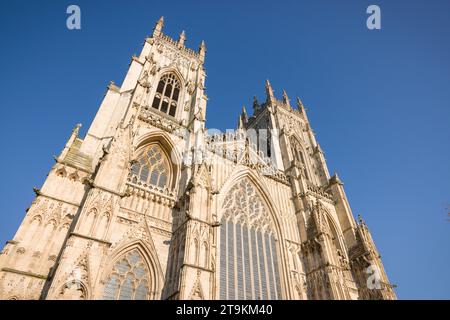 Esterno della cattedrale del West End di York Minster, con vista su un cielo azzurro. York, Regno Unito Foto Stock