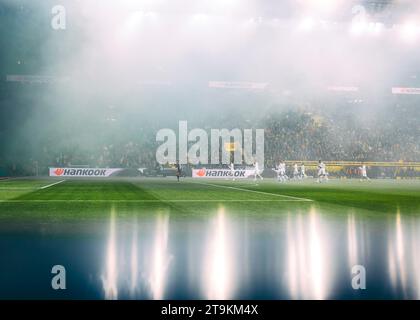 Dortmund, Signal-Iduna-Park, 25.11.23: Nebel und Reflektion sorgen für eine tolle Fussballstimmung vor dem 1. Bundesliga Spiel Borussia Dortmund contro B. Foto Stock