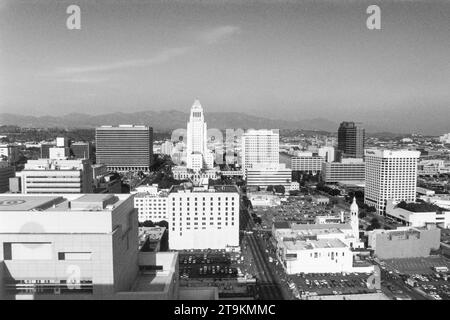 Los Angeles, California, USA - 1° novembre 1992, veduta editoriale in bianco e nero granuloso del municipio di Los Angeles e degli edifici vicini. Girato su pellicola. Foto Stock