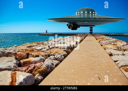 Un UFO in avvicinamento alla costa nel mare meridionale, illustrazione 3D e fotografia Foto Stock