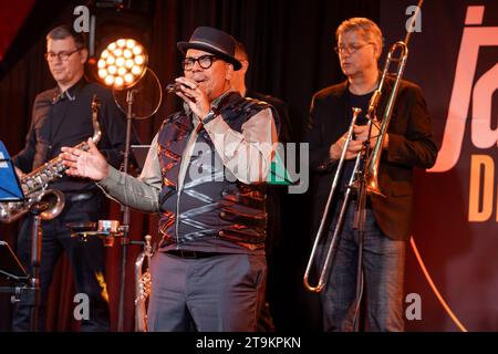 Ben Mayson Gesang während des Konzertes der Rockband Panta Rhei mit dem Programm Alles fließt im Ostradome im Rahmen der Jazztage Dresden., *** Ben Mayson canta durante il concerto della rock band Panta Rhei con il programma Alles fließt all'Ostradome durante il Jazztage Dresda, Foto Stock