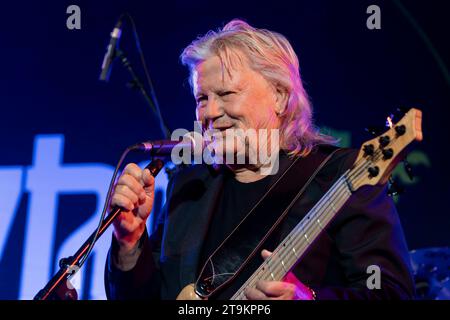 Henning Protzmann Bass, Gesang, geb. 12) febbraio 1946 a Radebeul während des Konzertes der Rockband Panta Rhei mit dem Programm Alles fließt im Ostradome im Rahmen der Jazztage Dresden., *** Henning Protzmann basso, voce, nato il 12 febbraio, 1946 a Radebeul durante il concerto della rock band Panta Rhei con il programma Alles fließt all'Ostradome durante il Jazztage Dresda, Foto Stock