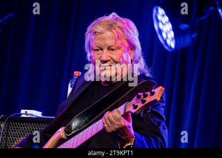 Henning Protzmann Bass, Gesang, geb. 12) febbraio 1946 a Radebeul während des Konzertes der Rockband Panta Rhei mit dem Programm Alles fließt im Ostradome im Rahmen der Jazztage Dresden., *** Henning Protzmann basso, voce, nato il 12 febbraio, 1946 a Radebeul durante il concerto della rock band Panta Rhei con il programma Alles fließt all'Ostradome durante il Jazztage Dresda, Foto Stock