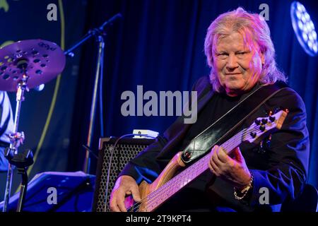 Henning Protzmann Bass, Gesang, geb. 12) febbraio 1946 a Radebeul während des Konzertes der Rockband Panta Rhei mit dem Programm Alles fließt im Ostradome im Rahmen der Jazztage Dresden., *** Henning Protzmann basso, voce, nato il 12 febbraio, 1946 a Radebeul durante il concerto della rock band Panta Rhei con il programma Alles fließt all'Ostradome durante il Jazztage Dresda, Foto Stock