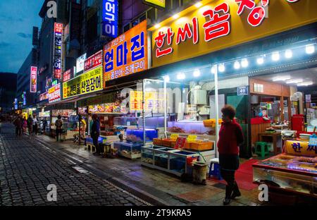 Mercato di Jagalchi, 9 novembre 2023 : mercato di Jagalchi a Busan, circa 420 km (261 miglia) a sud-est di Seoul, Corea del Sud. Il mercato di Jagalchi è il più grande mercato del pesce e dei prodotti marini della Corea del Sud. La Corea del Sud sta cercando di ospitare il World Expo 2030 a Pusan, in quanto compete contro l'Arabia Saudita e l'Italia. La città ospitante sarà annunciata il 28 novembre. Crediti: Lee Jae-won/AFLO/Alamy Live News Foto Stock