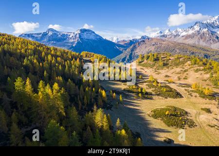 Vista autunnale delle montagne che circondano l'Alpe Devero dai Laghi del Sangiatto. Valle Antigorio, Piemonte, Italia. Foto Stock