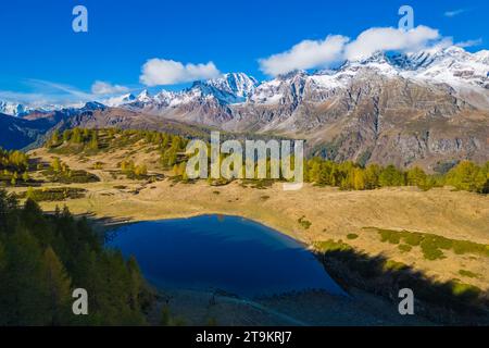 Vista autunnale delle montagne che circondano l'Alpe Devero dai Laghi del Sangiatto. Valle Antigorio, Piemonte, Italia. Foto Stock