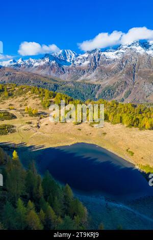 Vista autunnale delle montagne che circondano l'Alpe Devero dai Laghi del Sangiatto. Valle Antigorio, Piemonte, Italia. Foto Stock