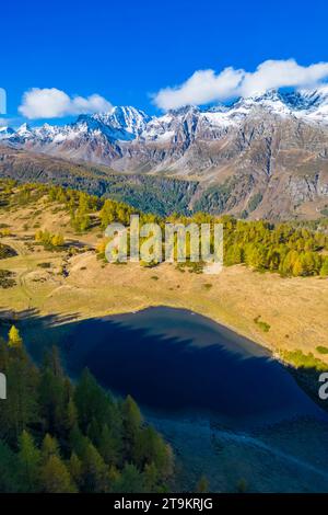 Vista autunnale delle montagne che circondano l'Alpe Devero dai Laghi del Sangiatto. Valle Antigorio, Piemonte, Italia. Foto Stock