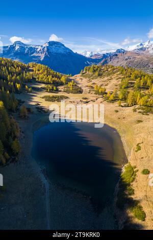 Vista autunnale delle montagne che circondano l'Alpe Devero dai Laghi del Sangiatto. Valle Antigorio, Piemonte, Italia. Foto Stock