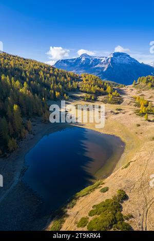 Vista autunnale delle montagne che circondano l'Alpe Devero dai Laghi del Sangiatto. Valle Antigorio, Piemonte, Italia. Foto Stock