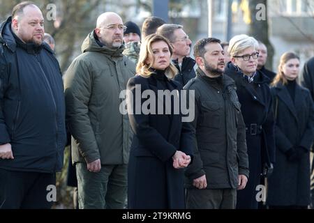 Non esclusiva: KIEV, UCRAINA - 25 NOVEMBRE 2023 - il presidente dell'Ucraina Volodymyr Zelenskyy e la sua moglie Olena Zelenska (fronte) Uniti dal presidente della Foto Stock