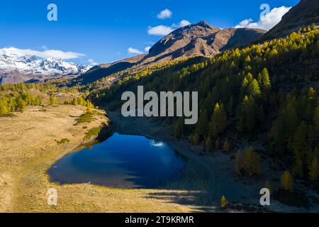 Vista autunnale delle montagne che circondano l'Alpe Devero dai Laghi del Sangiatto. Valle Antigorio, Piemonte, Italia. Foto Stock