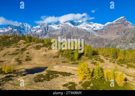 Vista autunnale delle montagne che circondano l'Alpe Devero dai Laghi del Sangiatto. Valle Antigorio, Piemonte, Italia. Foto Stock