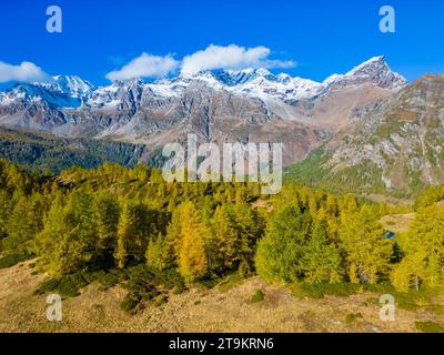 Vista autunnale delle montagne che circondano l'Alpe Devero dai Laghi del Sangiatto. Valle Antigorio, Piemonte, Italia. Foto Stock