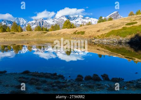 Vista autunnale delle montagne che circondano l'Alpe Devero dal Lago del Sangiatto superiore. Valle Antigorio, Piemonte, Italia. Foto Stock