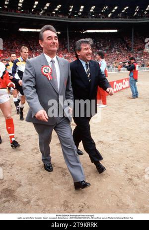 BRIAN CLOUGH (manager Nottingham Forest) esce con Terry Venables (manager degli Spurs), Tottenham 2 contro NOTTINGHAM FOREST 1, fa Cup Final 910518 foto:Chris Barry/Action Plus...1991.Soccer.football.Mangers.Association.coach.club.League Foto Stock