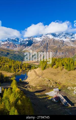 Vista aerea in auto delle montagne che circondano l'Alpe Devero dal Lago del Sangiatto inferiore. Valle Antigorio, Piemonte, Italia. Foto Stock