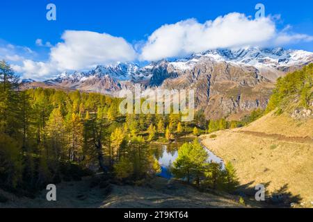 Vista aerea in auto delle montagne che circondano l'Alpe Devero dal Lago del Sangiatto inferiore. Valle Antigorio, Piemonte, Italia. Foto Stock