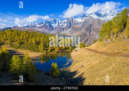 Vista aerea in auto delle montagne che circondano l'Alpe Devero dal Lago del Sangiatto inferiore. Valle Antigorio, Piemonte, Italia. Foto Stock