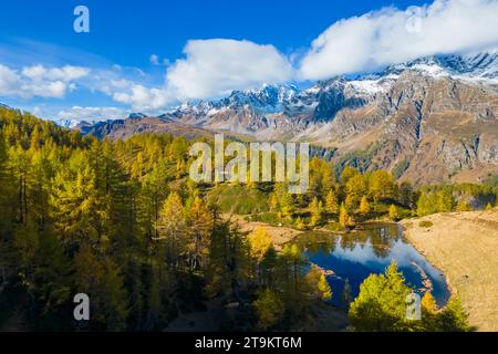 Vista aerea in auto delle montagne che circondano l'Alpe Devero dal Lago del Sangiatto inferiore. Valle Antigorio, Piemonte, Italia. Foto Stock