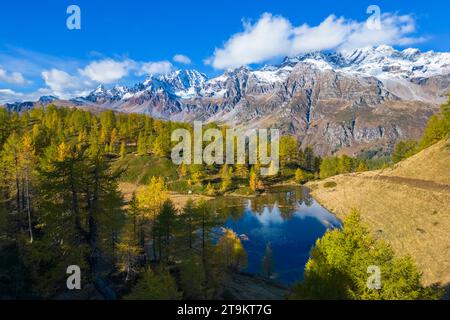 Vista aerea in auto delle montagne che circondano l'Alpe Devero dal Lago del Sangiatto inferiore. Valle Antigorio, Piemonte, Italia. Foto Stock