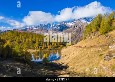 Vista aerea in auto delle montagne che circondano l'Alpe Devero dal Lago del Sangiatto inferiore. Valle Antigorio, Piemonte, Italia. Foto Stock