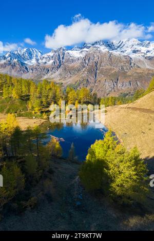 Vista aerea in auto delle montagne che circondano l'Alpe Devero dal Lago del Sangiatto inferiore. Valle Antigorio, Piemonte, Italia. Foto Stock