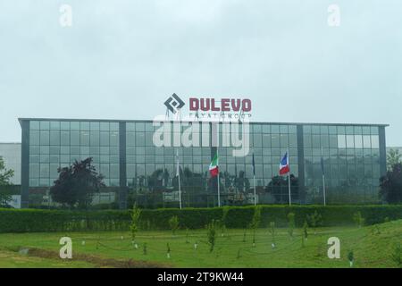 Fontanellato, Italia - 10 maggio 2023: Facciata dell'edificio industriale dell'azienda Dulevo. Dulevo è un'azienda che produce attrezzature per la pulizia Foto Stock