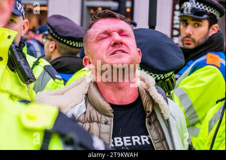 Londra, Regno Unito. 26 novembre 2023. Il leader di estrema destra Tommy Robinson cerca di respingere la marcia, ma gli viene chiesto di andarsene dalla polizia e poi arrestato al di fuori della Royal Courts of Justice - Anti-Semistism Protestation march. Crediti: Guy Bell/Alamy Live News Foto Stock