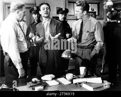 WILLIAM BENDIX RUSSELL EVANS JOSEPH WISEMAN e KIRK DOUGLAS in DETECTIVE STORY 1951, il regista/produttore WILLIAM WYLER basato sull'opera teatrale di Sidney Kingsley, la sceneggiatura Philip Yordan e Robert Wyler costumi Edith Head Paramount Pictures Foto Stock