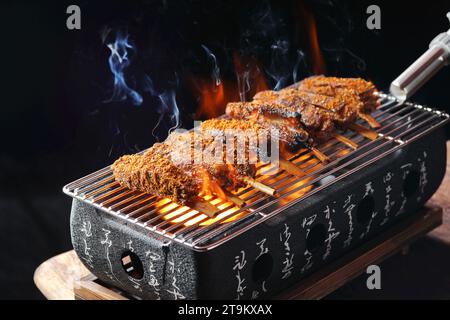 Cibo cinese, barbecue rack di costolette di carne di agnello，xinjiang，shashlik. Kebab. Costolette di agnello alla griglia Foto Stock