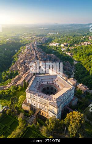 Sorge il sole presso la villa pentagonale chiamata Villa Farnese, un incredibile edificio nella città di Caprarola. Distretto di Viterbo, Lazio, Italia, Europa. Foto Stock