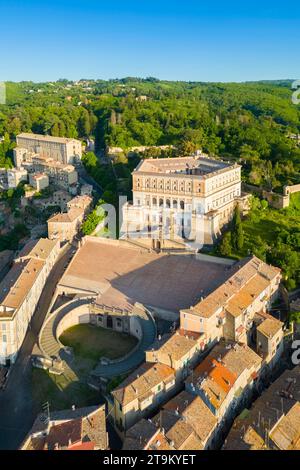 Sorge il sole presso la villa pentagonale chiamata Villa Farnese, un incredibile edificio nella città di Caprarola. Distretto di Viterbo, Lazio, Italia, Europa. Foto Stock