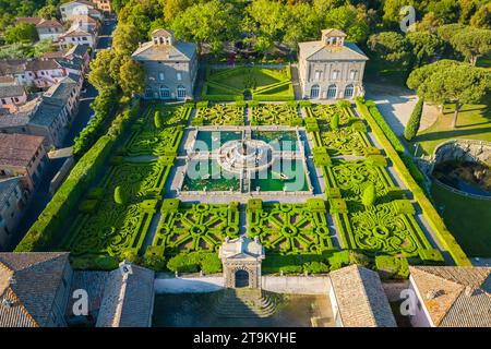 Alba nei bellissimi giardini di Villa Lante. Bagnaia, distretto di Viterbo, Lazio, Italia, Europa. Foto Stock