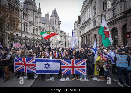 Londra, Regno Unito. 26 novembre 2023. Marcia contro l'antisemitismo. Migliaia di ebrei britannici e sostenitori partecipano a una marcia di protesta di massa che inizia fuori dalle Royal Courts of Justice verso Whitehall. Crediti: Guy Corbishley/Alamy Live News Foto Stock