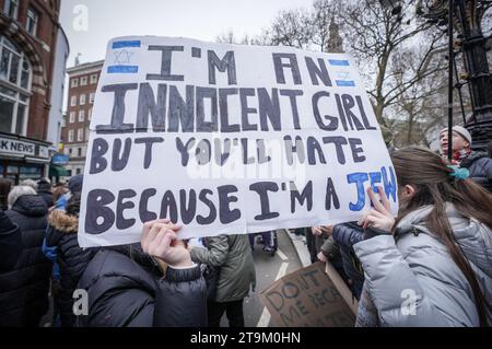 Londra, Regno Unito. 26 novembre 2023. Marcia contro l'antisemitismo. Migliaia di ebrei britannici e sostenitori partecipano a una marcia di protesta di massa che inizia fuori dalle Royal Courts of Justice verso Whitehall. Crediti: Guy Corbishley/Alamy Live News Foto Stock