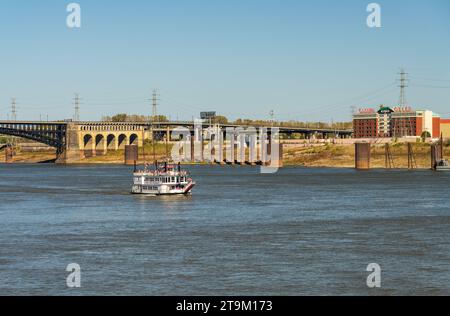 St Louis, Missouri - 21 ottobre 2023: Battello sul fiume Gateway Arch in crociera sul fiume Mississippi a Saint Louis, Missouri Foto Stock