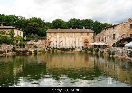 Le antiche terme di St Caterina nell'antico borgo di bagno Vignoni, Toscana, Italia 11.05.2023 Foto Stock