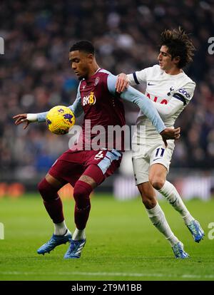 Ezri Konsa (a sinistra) dell'Aston Villa e Bryan Gil del Tottenham Hotspur si battono per il pallone durante la partita di Premier League al Tottenham Hotspur Stadium di Londra. Data foto: Domenica 26 novembre 2023. Foto Stock